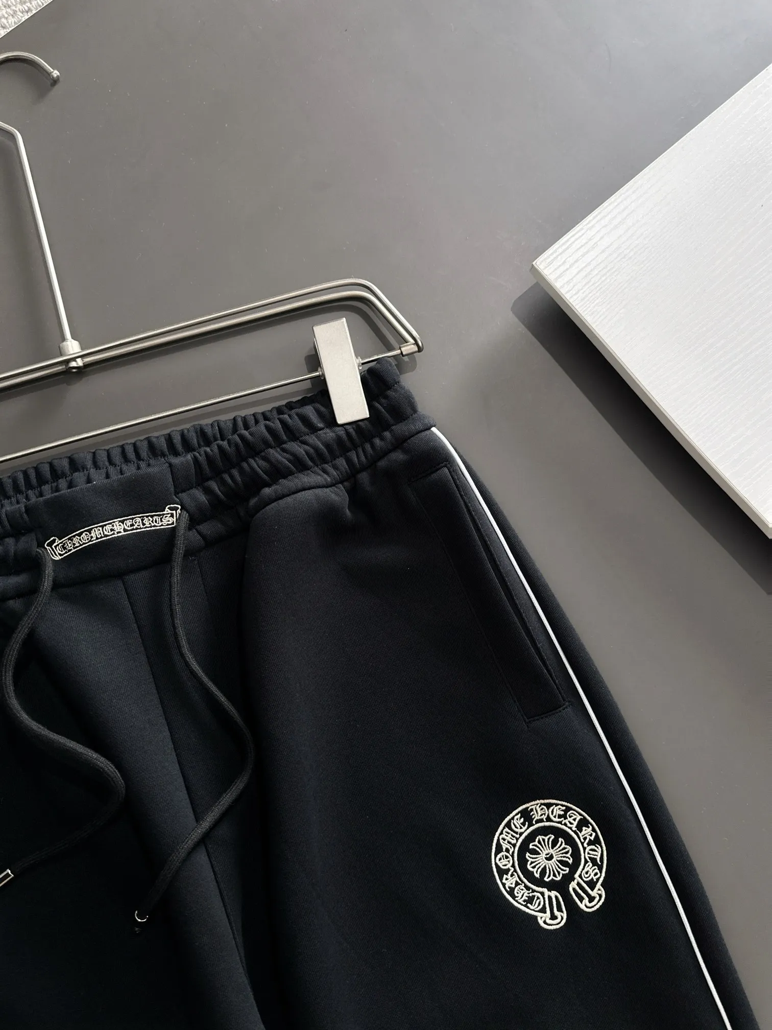 P310 Chrome Hearts* (exclusive quality in the market) hot style 2꯭0꯭2꯭5 new autumn pants original ⌚️ high version Chrome Hearts The fabric is made of 380g high-density double-sided Chinese custom fabric. It does not deform or shrink. The three-dimensional drape is amazing. Process introduction: chicken edge + classic horseshoe embroidery. Color: black SIZE: M-XXXL